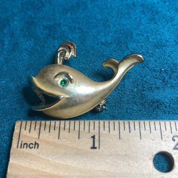 Vintage Goldtone Whale with green eye brooch pin - Picture 6 of 6
